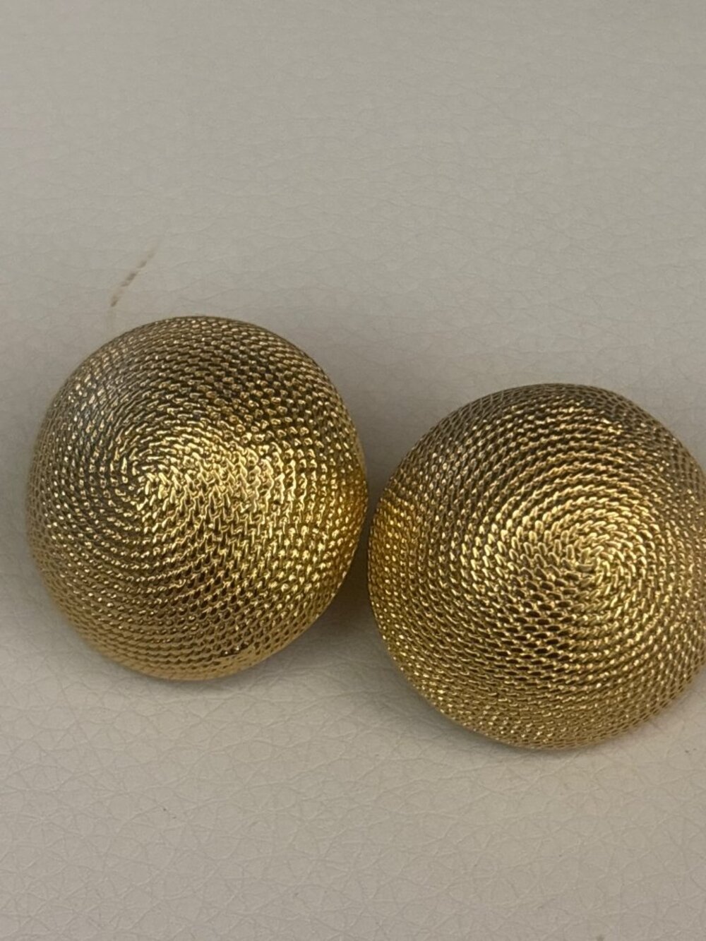 Vintage Norma Jean Gold-Tone Textured Round Clip-On Earrings Retro Statement - Picture 2 of 13